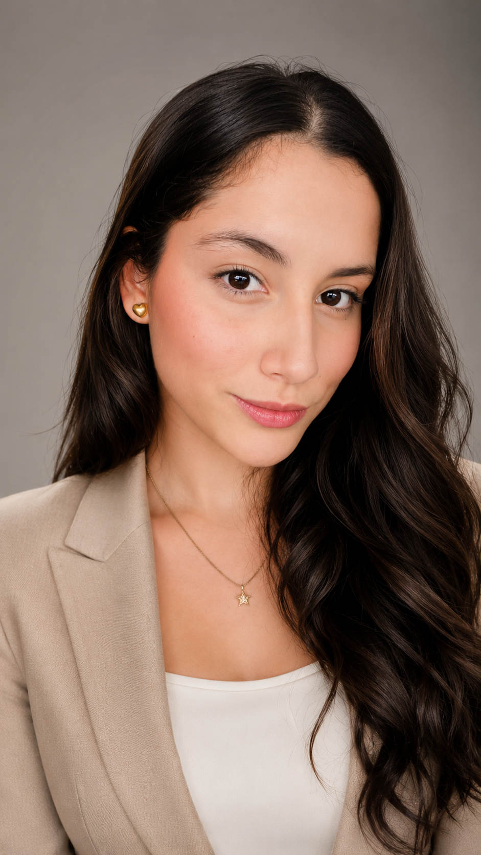 Retrato de Rafaela Beatriz, designer, de blazer bege
